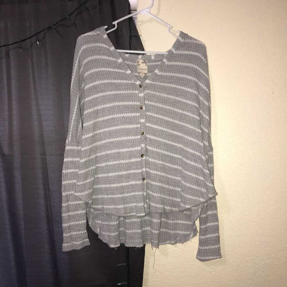 GRAY AND WHITE KNIT TOP